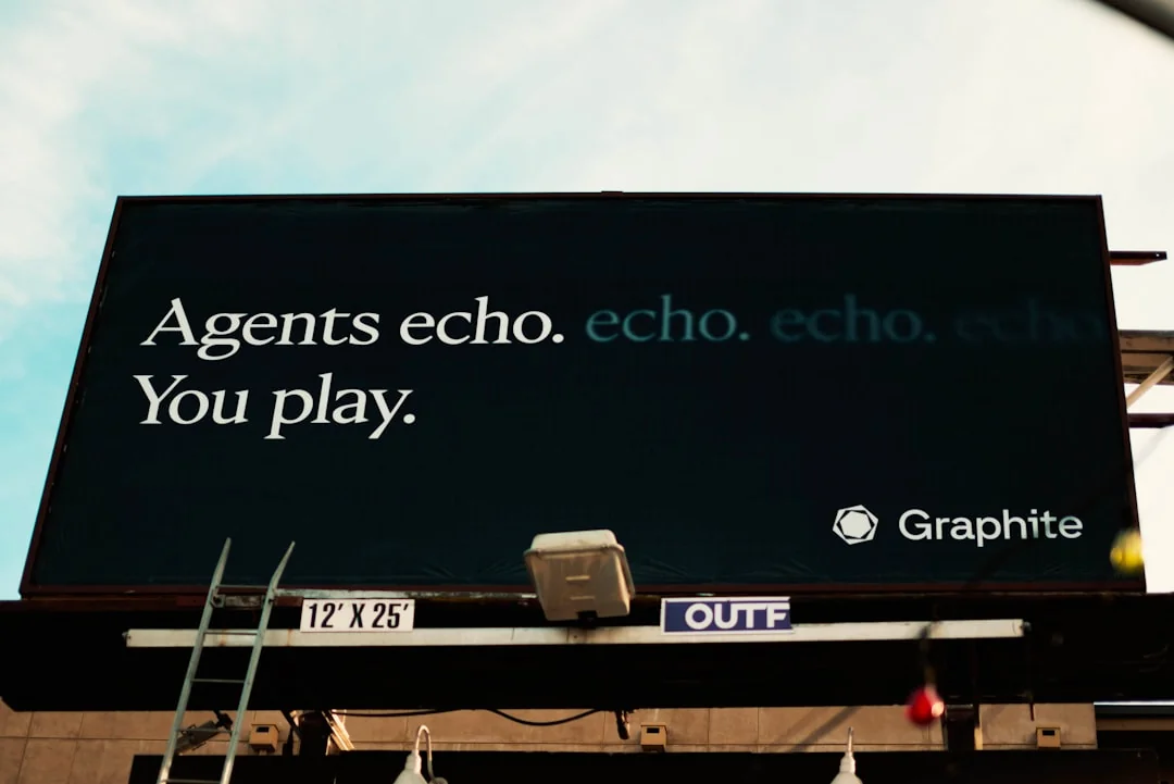 Vue en plongée d’un ordinateur portable affichant des graphiques financiers et des analyses, à côté de documents et de rapports imprimés.